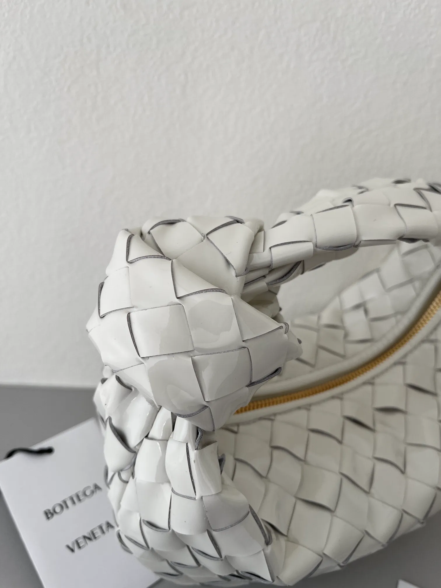 Mini Jodie Patent Leather New Color Bottega Veneta ͙.——The latest woven knotted hobo, the bag has a unique shape, is particularly practical and durable. It retains the traditional woven elements while being a little more flamboyant ~ Made of hand-woven cowhide, zipper opening and closing, curved seamless structure, effortless to match, highly recommended ⚠️⚠️⚠️ Size: 23cm*15cm*5cm